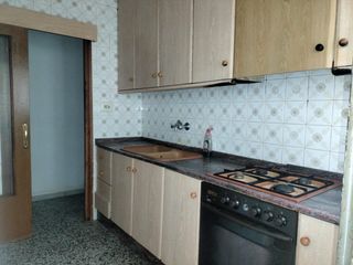 Pis a Canals. Piso en calle diputación, cuenta con 3 habitaciones, 1 baño, tra