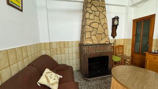 Maison  Avenida avenida pintor tarraso 181. Casa en el centro de navarrés con garaje, patio y acceso a dos c