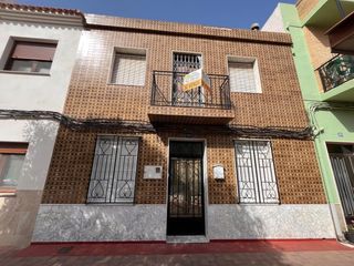 Maison à Avenida avenida pintor tarraso 181. Casa en el centro de navarrés con garaje, patio y acceso a dos c