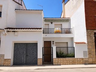 Casa a Bicorp. Amplia casa con garaje y patio con barbacoa en bicorp.