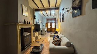 House in Bicorp. Casa con encanto en pleno centro de bicorp