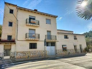 Masia a Avenida pintor tarraso 2. Espectacular finca, con dos pisos a estrenar, planta baja y ampl