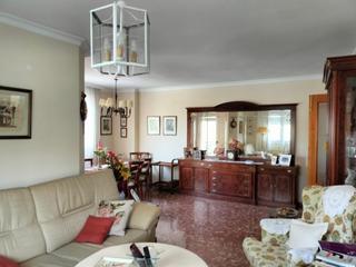 Pis a Canals. Vivienda en el centro de la población de canals, frente al parqu
