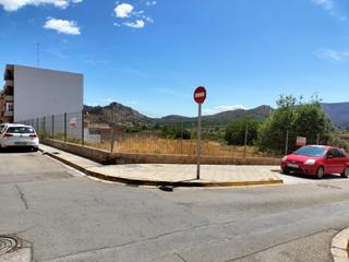 Terreny residencial a Canals. Disponemos de éste magnifico solar de 3.258m2. céntrico junto a