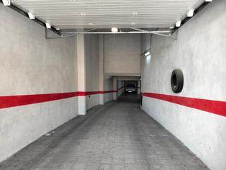 Aparcament cotxe a Canals. Se trata de una plaza de garaje situada en la planta sótano con