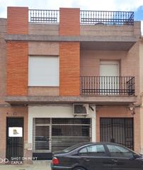 Casa a Villanueva de Castellón. Edificio con dos locales comerciales