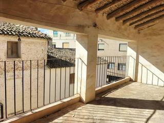 Masia a Fuente la 7. Casa esquinera en el centro de navarres
