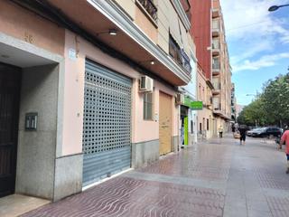 Local Comercial a Canals. Los locales ofrecen una excelente oportunidad para inversion o p