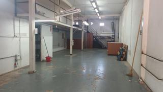 Lloguer Local Comercial a La Morenica. Local comercial con amplia zona de almacén