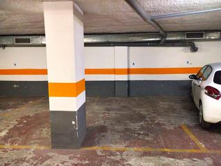 Parking coche en Barrio de Patraix. Garaje en venta en av perez galdos