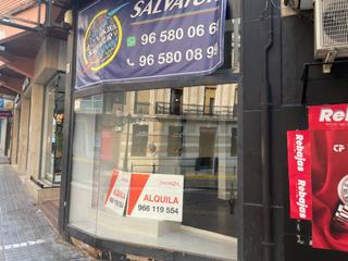 Location Local commercial à Calle calle de joaquín maría lópez 21. Oportunidad única local comercial con escaparate amplio en ville