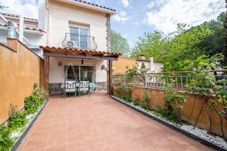 Casa  Alzines de les. Casa esquinera a 3 vientos centro pueblo
