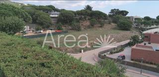 Terreny residencial a Rocaferrera. Parcela plana de gran superficie con vistas al mar muy cerca del
