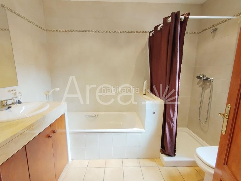 Foto a3dfd486-b9a8-438e-8adb-d768dfa4f911. Xalet amb aparcament piscina a Planoles