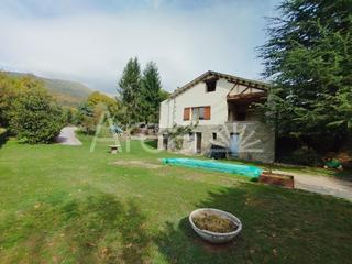 Xalet  Carretera planoles. Casa amb piscina i ampli  porxo  a planoles