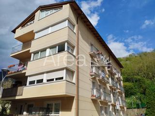 Pis  Massana d'en. Pis ampli de 3 habitacions i 2 banys ,  céntric a ribes de frese