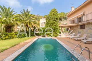Chalet à Urbanitzacions. Exclusiva casa en les sureres de mataró  privacidad, amplitud y