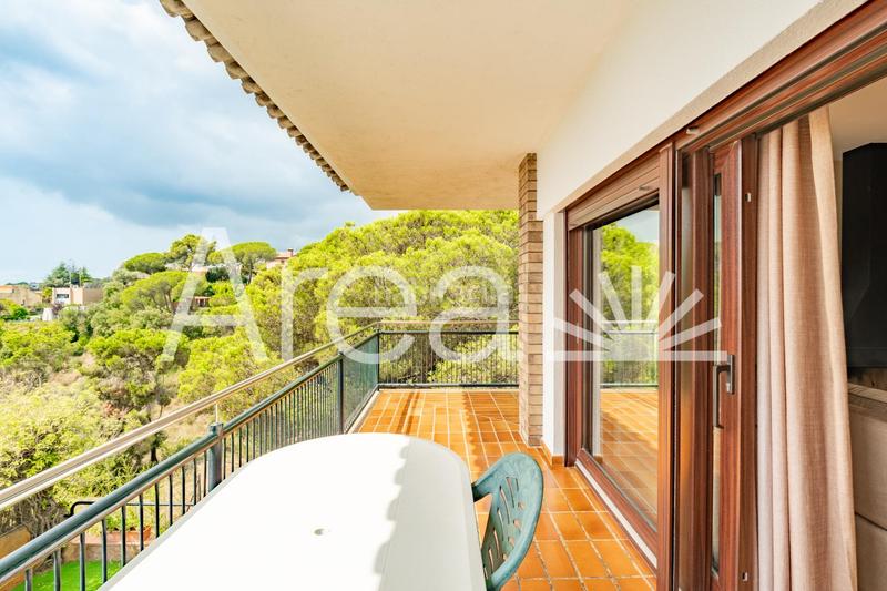 Foto dbbbac3c-0807-4cf5-a8cf-4d8c43a9a638. Chalet  con increibles vistas en urbanización can bruguera en Mataró