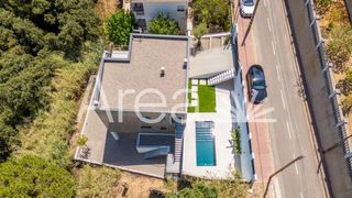 Chalet en Sant Cebrià de Vallalta. Exclusivo chatet con piscina y vistas al mar en vistamar