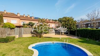 Casa  Calle de l'alzina. Casa adosada con jardín privado y piscina comunitaria