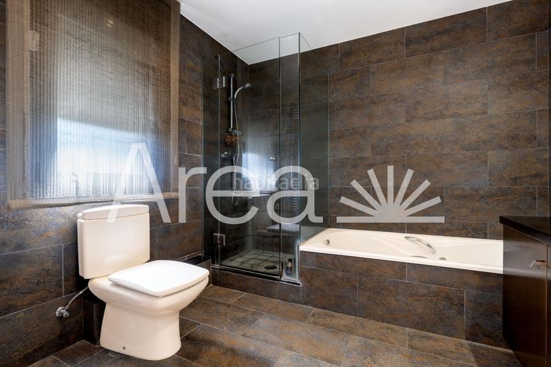 Foto a24d26b0-fb34-45b5-8f16-ea83c5c87732. Casa adossada amb calefacció aparcament a Camí de la Serra Mataró