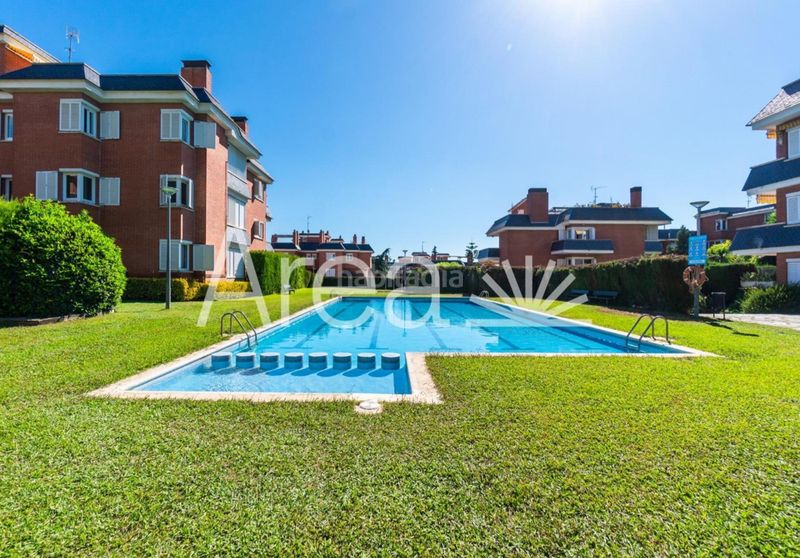 Foto 72fc1374-4ac7-4e6d-9d56-d053d2fd8fdb. Piso  con terraza jardín particular, 2 pk t piscinaszonas deportivas en Sant Andreu de Llavaneres