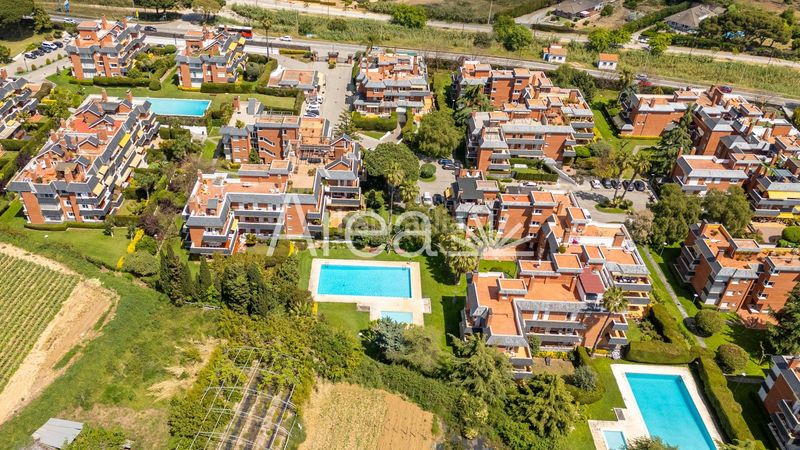 Foto b92fd883-107b-4bb0-b4cc-fccfc7f2988f. Piso  con terraza jardín particular, 2 pk t piscinaszonas deportivas en Sant Andreu de Llavaneres