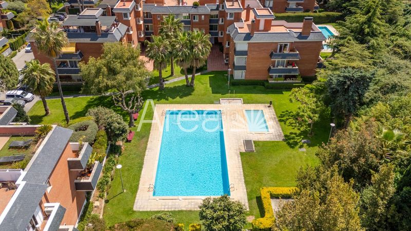 Foto bc696dd4-7a25-4a00-a6ad-a3f2e47034d9. Piso  con terraza jardín particular, 2 pk t piscinaszonas deportivas en Sant Andreu de Llavaneres