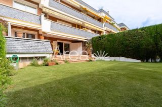 Appartement  Avenida sant andreu. Piso de nivel con terraza jardín particular y piscina comunitari