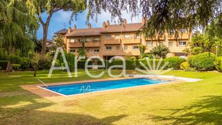 Casa  Carrer monges de les. Casa unifamiliar con piscina comunitaria en el centro de llavane