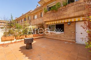Casa a schiera  Mare de deu montserrat. Casa  adosada  centro pueblo  en conjunto residencial