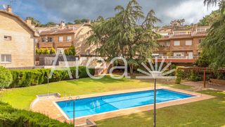 Casa adossada  Mare de deu montserrat. Casa adosada con zona comunitaria en el centro de llavaneres