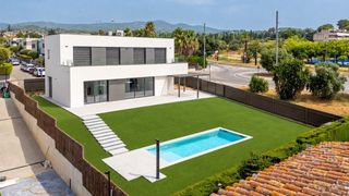 Casa  Calle menorca. Casa muy elegante de nueva construcción a  5 minutos de la playa