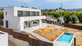 Casa  Calle sant andreu. Casa muy elegante de nueva construcción a  5 minutos de la playa