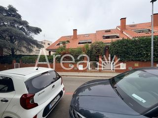 Semi detached house  Calle mila i fontanals 24. Casa unifamiliar con jardín en el barrio de bañeras