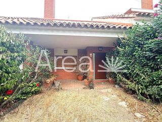 Casa adossada a Calle mila i fontanals 24. Casa unifamiliar con jardín en el barrio de bañeras