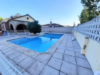 Xalet a Escalona. Chalet independiente con piscina y pista de tenis situado en urb
