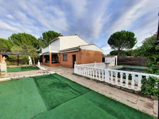 Chalet en Escalona. Chalet con piscina en urbanizacion en escalona