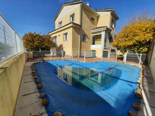 Xalet a Escalona. Chalet independiente en casco urbano con piscina en escalona