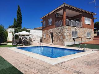 Chalet en Escalona. Chalet independiente con piscina en escalona