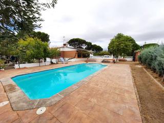 Chalet à Escalona. Vivienda de 110 m en parcela de 778 m con piscina y salida a dos