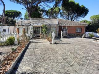 Chalet en Calalberche. Chalet independiente en parcela de 1700m2 con piscina y amplias