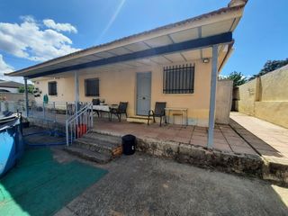 Chalet in Escalona. Chalet independiente con piscina desmontalbe en urbanizacion en