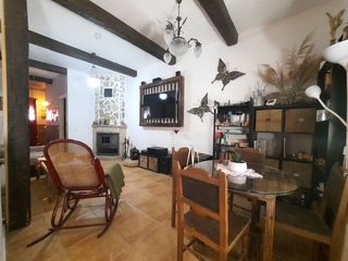 Casa adossada a Escalona. Adosado en casco urbano en escalona