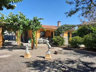 Chalet in Escalona. Vivienda lista para disfrutar en parcela de casi 500 m