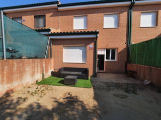 Casa adossada a Hormigos. Chalet adosado con piscina comunitaria en zona residencial en ho