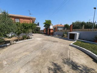 Semi detached house in Escalona. Chalet adosado en dos plantas independientes en urbanizacion en
