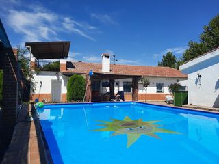 Chalet à Escalona. Chalet con piscina en urbanizacion en escalona