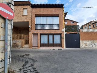 Haus in Escalona. Casa con local en el casco urbano en escalona