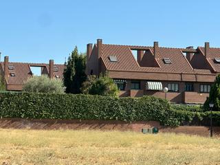 Xalet en Castillo-Campodn. Exclusivo chalet pareado con jardn, buhardilla y piscina en vil